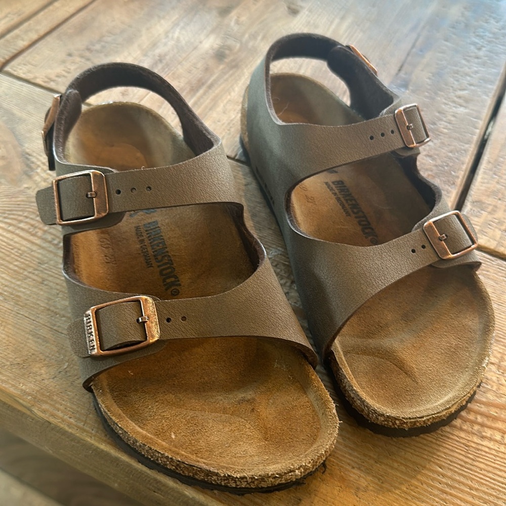 Girls Birkenstock Roma Kids Sandals. Size 34 (3-3.5Y)